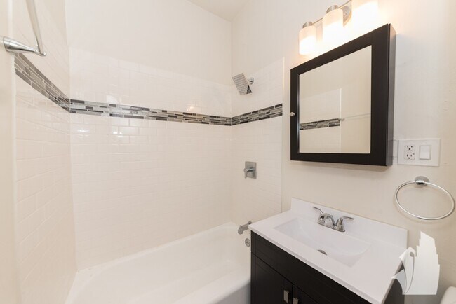 Photo - 3835 N Greenview Ave Unit 1