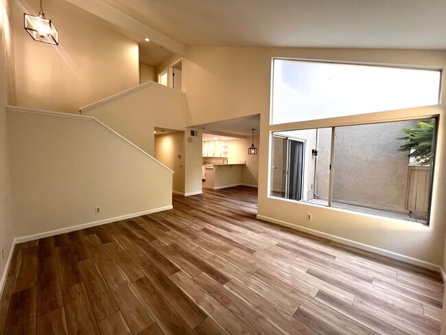 Building Photo - Beautifully remodeled home in desirable co...