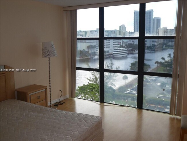 Photo - 800 Parkview Dr Unit 1018