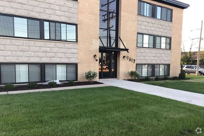 Building Photo - 9612 N Greenwood Ave Unit 1F Rental