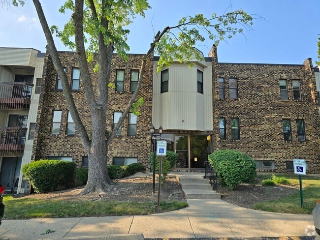 Building Photo - 2212 Country Club Dr Unit 2 Rental