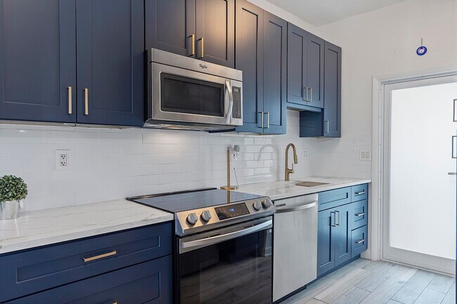 Building Photo - 3250 NE 28th St Unit 105