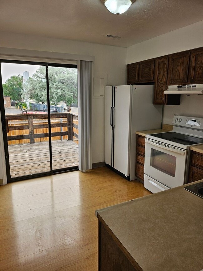 Photo - 1900 N Salem Ave Unit 1900
