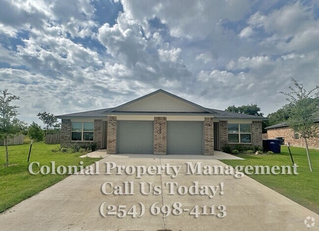 Building Photo - Beautiful 3 Bedroom 2 Bath Duplex availabl... Rental