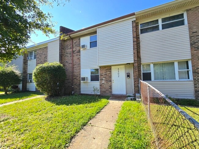 Building Photo - BEAUTIFUL TWO BEDROOM 1.5 BATHROOM APARTME... Rental