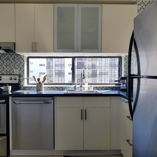 Photo - 17021 N Bay Rd Unidad 728