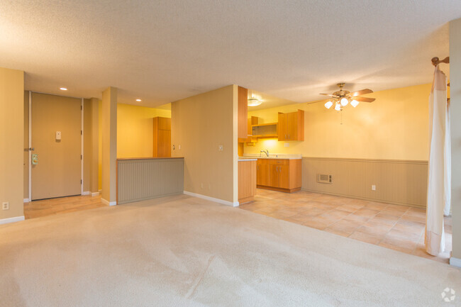 Building Photo - 6000 Canterbury Dr Unit 1 Rental