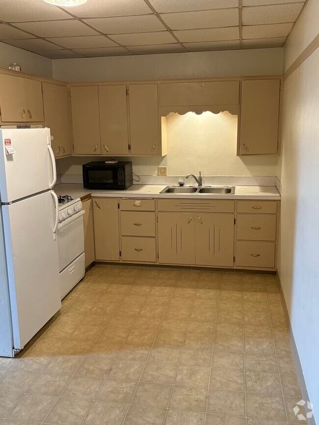 Building Photo - 124 1/2 N Cedar Ave Unit Cedar Rental