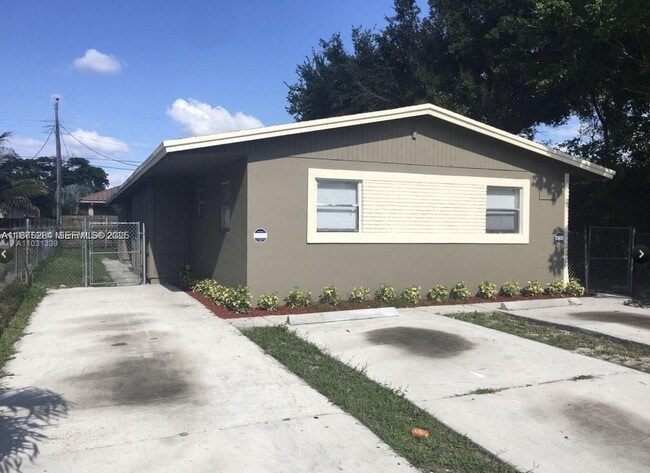 Building Photo - 1210 NW 30th Ave Unit 1-3