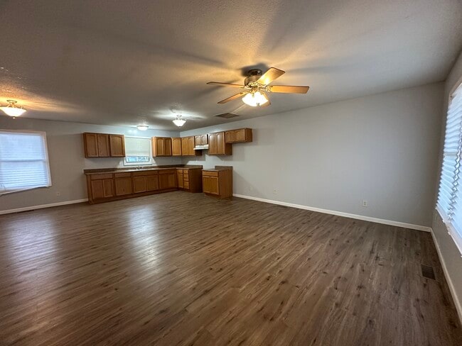 Photo - 104 W Davis St