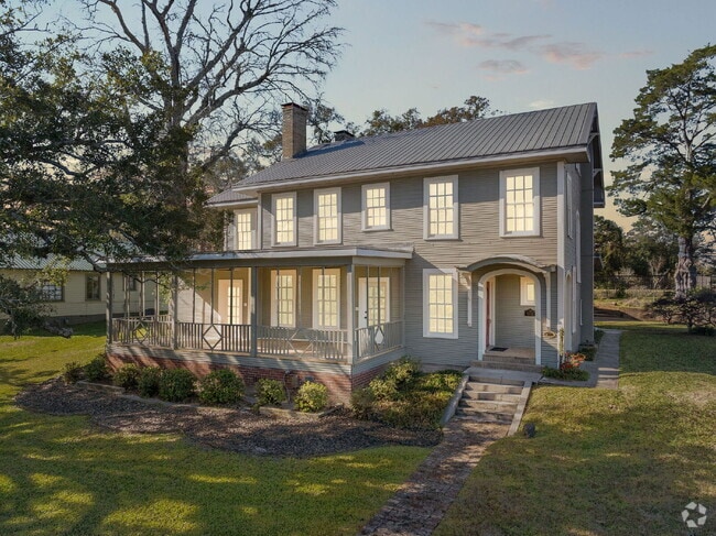Building Photo - Enchanting 4-bedroom, 3-bathroom Extended ... Rental