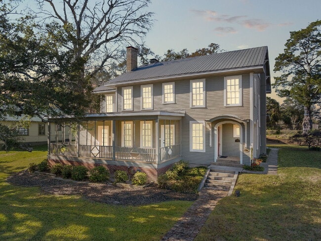 Building Photo - Enchanting 4-bedroom, 3-bathroom Extended ... Rental