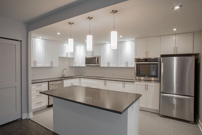 Building Photo - 3468 Rue Drummond Unit 505