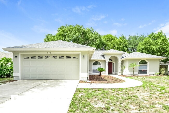 Building Photo - 909 Vassar Dr