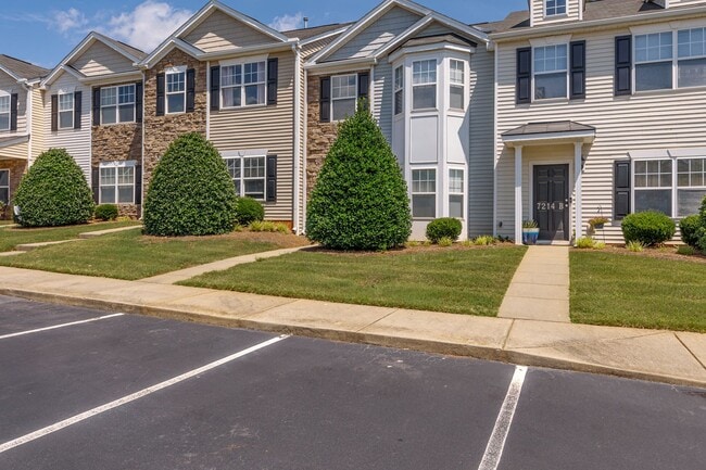 Building Photo - Beautiful Maintenance Free 3 bedroom 2.5 b... Rental