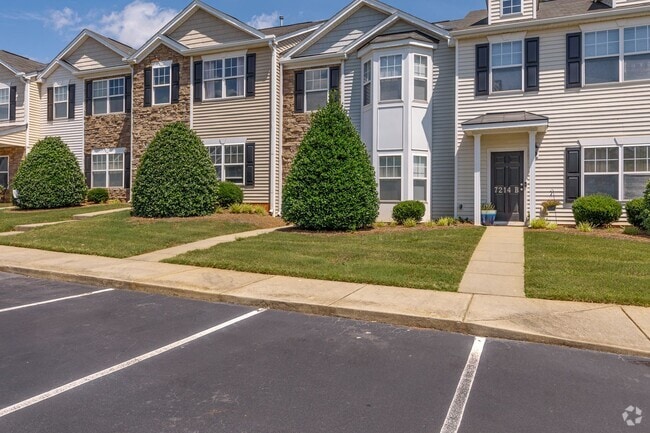 Building Photo - Beautiful Maintenance Free 3 bedroom 2.5 b... Rental