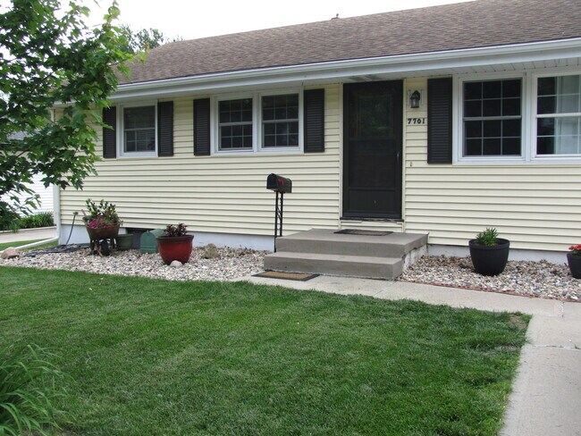 Photo - 7701 Grover St