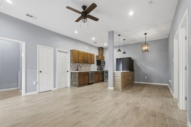 Photo - 324 Johnson St