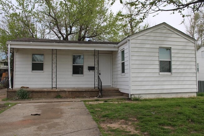 Building Photo - 305 W Lilac Ln