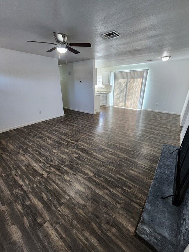 Photo - 3 bed 2 bath home, move in ready!