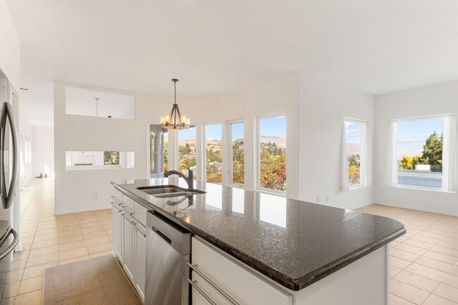 Photo - Beautiful 3 Bedroom 3 Bathroom Home With Stunning Views