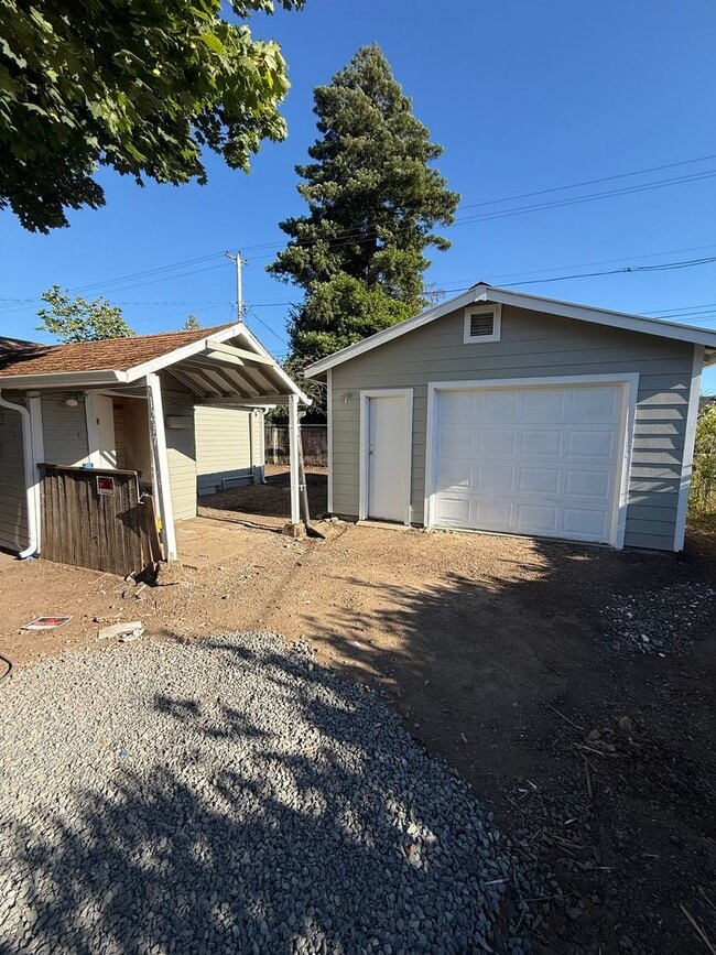 Building Photo - 1 bed 1 bath home with Garage