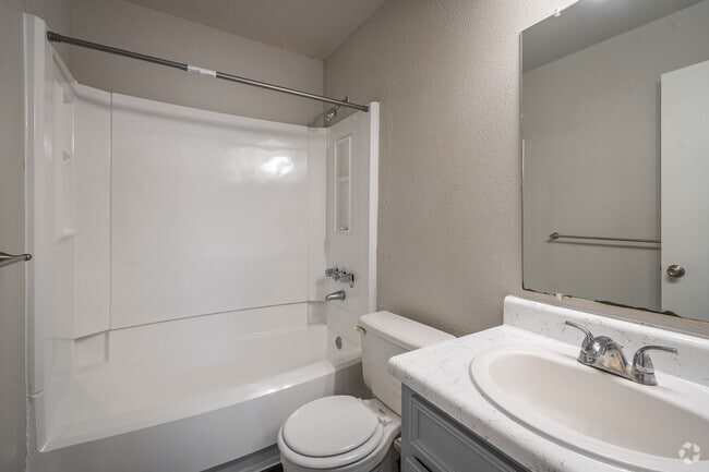 1BR, 1BA - 668SF - Bathroom