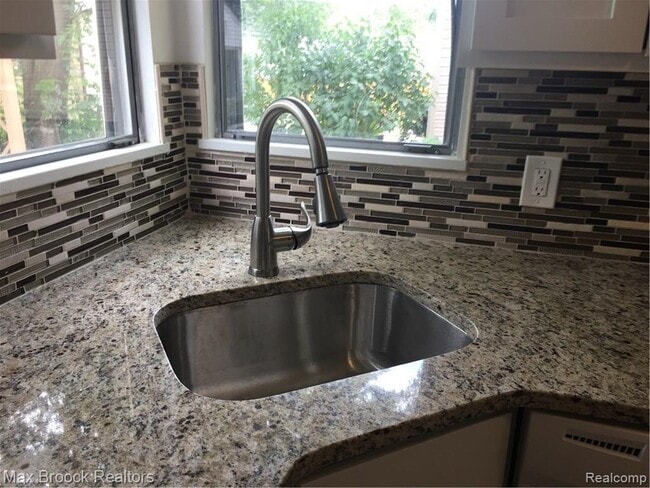 Photo - 23140 Orchard Lake Rd
