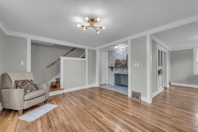 2110 S Sterling Ave
