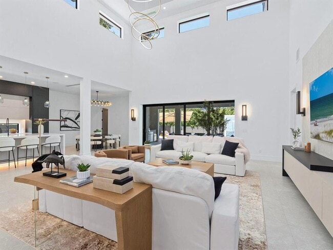 Photo - 2467 Hyde Park St