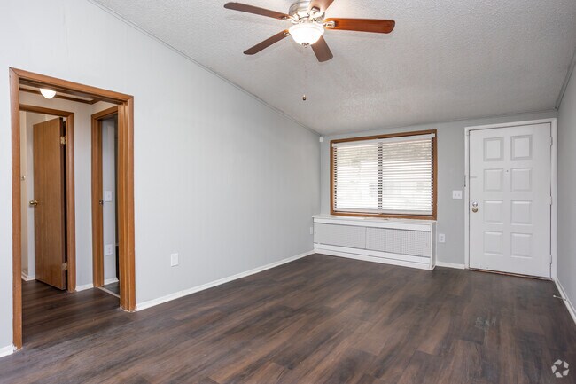 1BR, 1BA - 576SF - Living Room