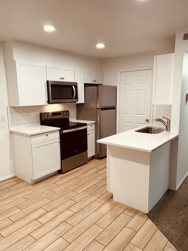 Building Photo - 1216 E Waterside Cv Unit 32