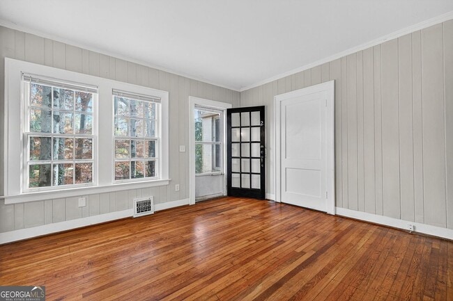 Photo - 444 Burlington Rd NE