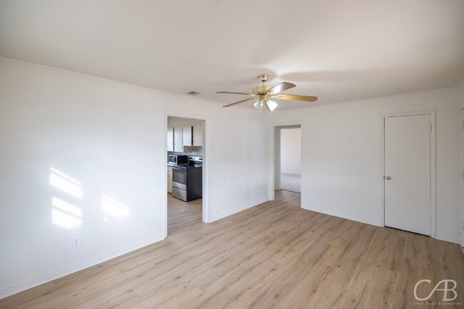 Photo - 4134 Russell Ave