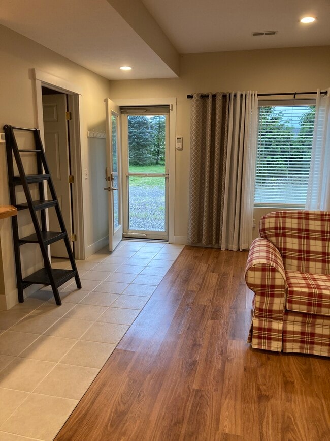 puerta trasera privada - 746 Dale Ave NW Unidad 746 Dale Ave. NW