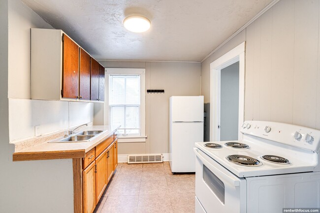 Building Photo - 712 W Lorain St Unit 714