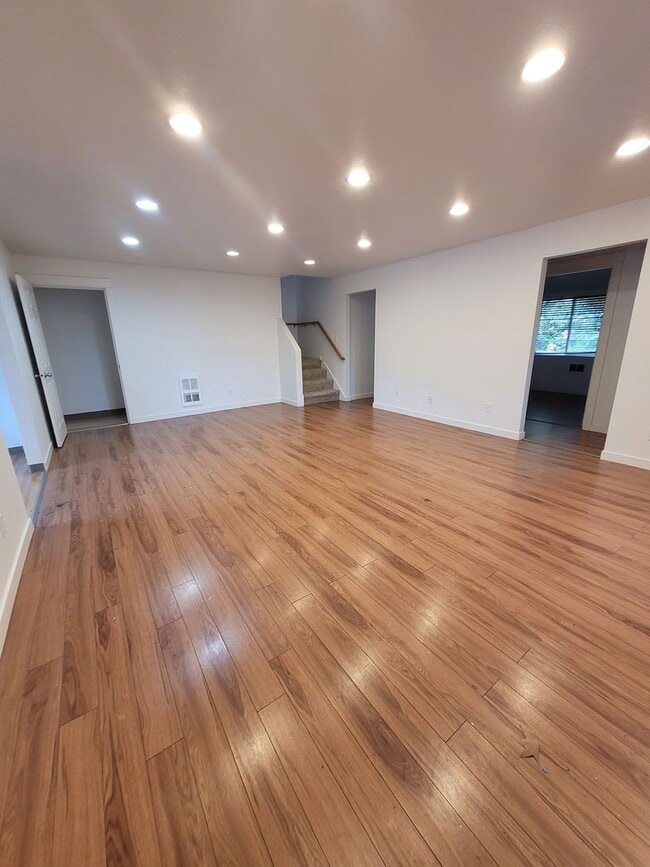 Building Photo - MOVE IN SPECIAL $500 OFF 4BD/2BA Duplex