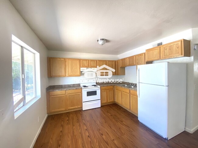 Photo - 325 S Pioneer