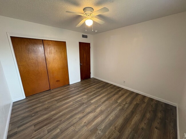 Photo - 690 W North Way