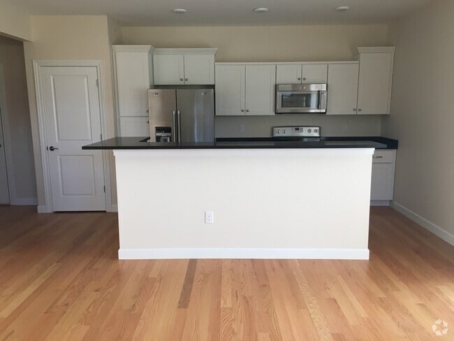 Building Photo - 2500 Muscatine Ave Unit A Rental