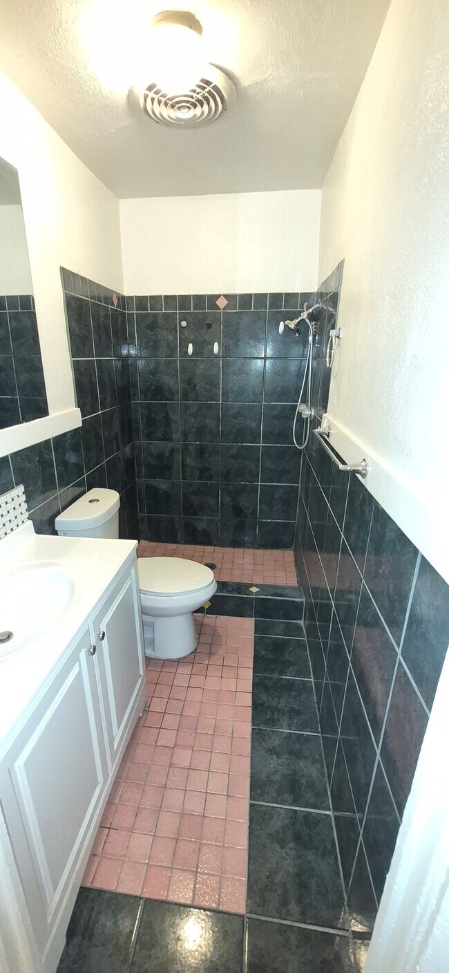 Photo - 433 E 23rd St
