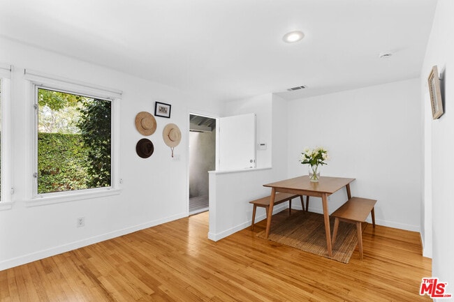 Photo - 1382 Appleton Way