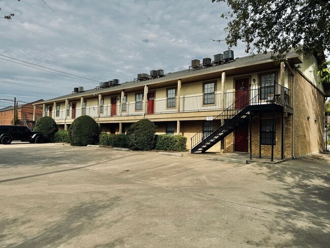 Building Photo - Charming 2/2 Condo Blocks from Baylor Campus! Unit 7