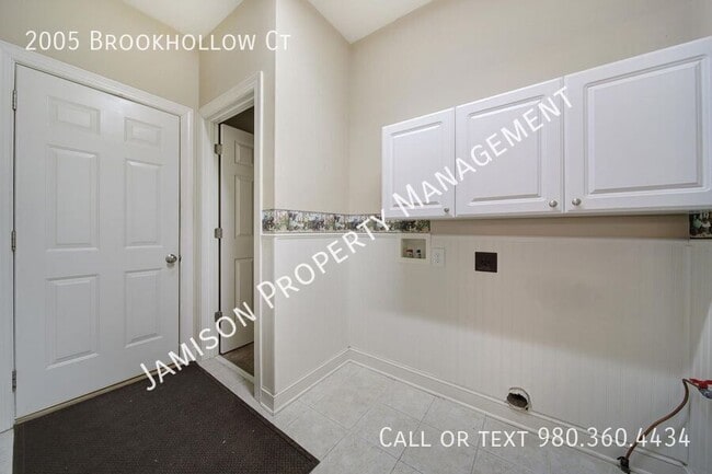 2005 Brookhollow Ct