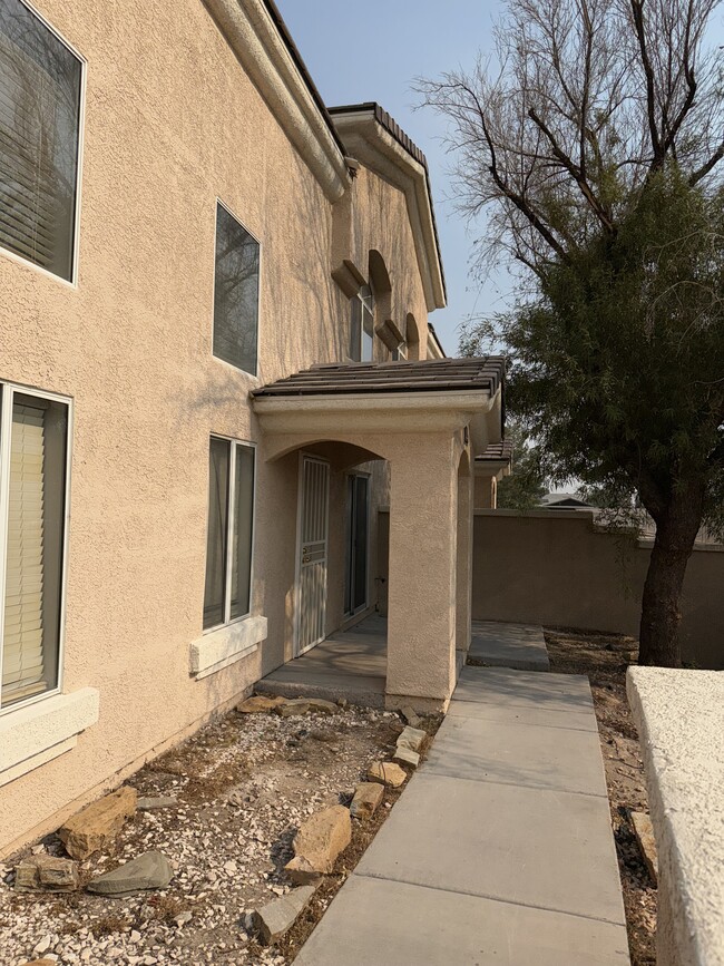 Building Photo - 3950 S Sandhill Rd Rental