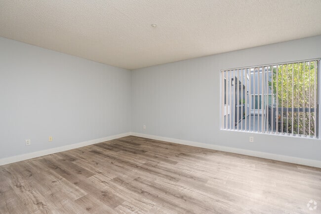 2BR, 2BA - 875SF - Living Room