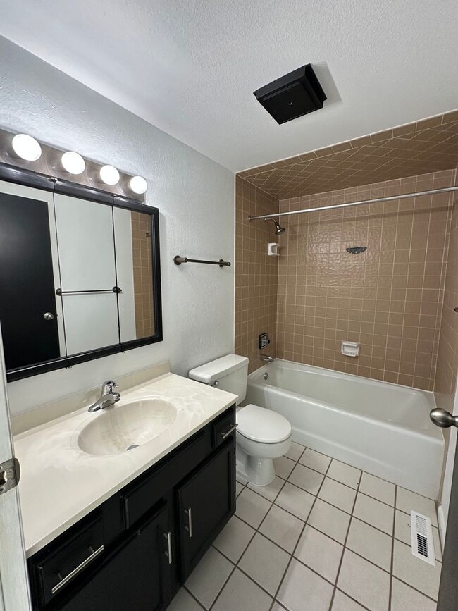 Photo - 2 Bedroom, 2 1/2 Bathroom Townhome located near hospitals and colleges!