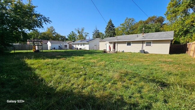 Photo - 3 bedroom with fenced yard