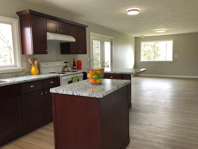 Cocina/Sala de estar - 1020 Danby Rd