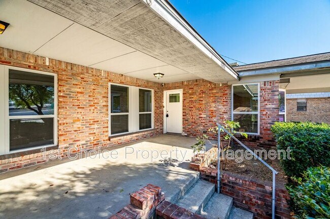 Photo - 4304/4306 SW Loop 820